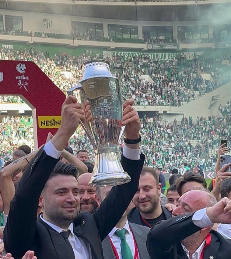 TFF 3. Lig 1. Grup şampiyonu Bursaspor, kupasına kavuştu.