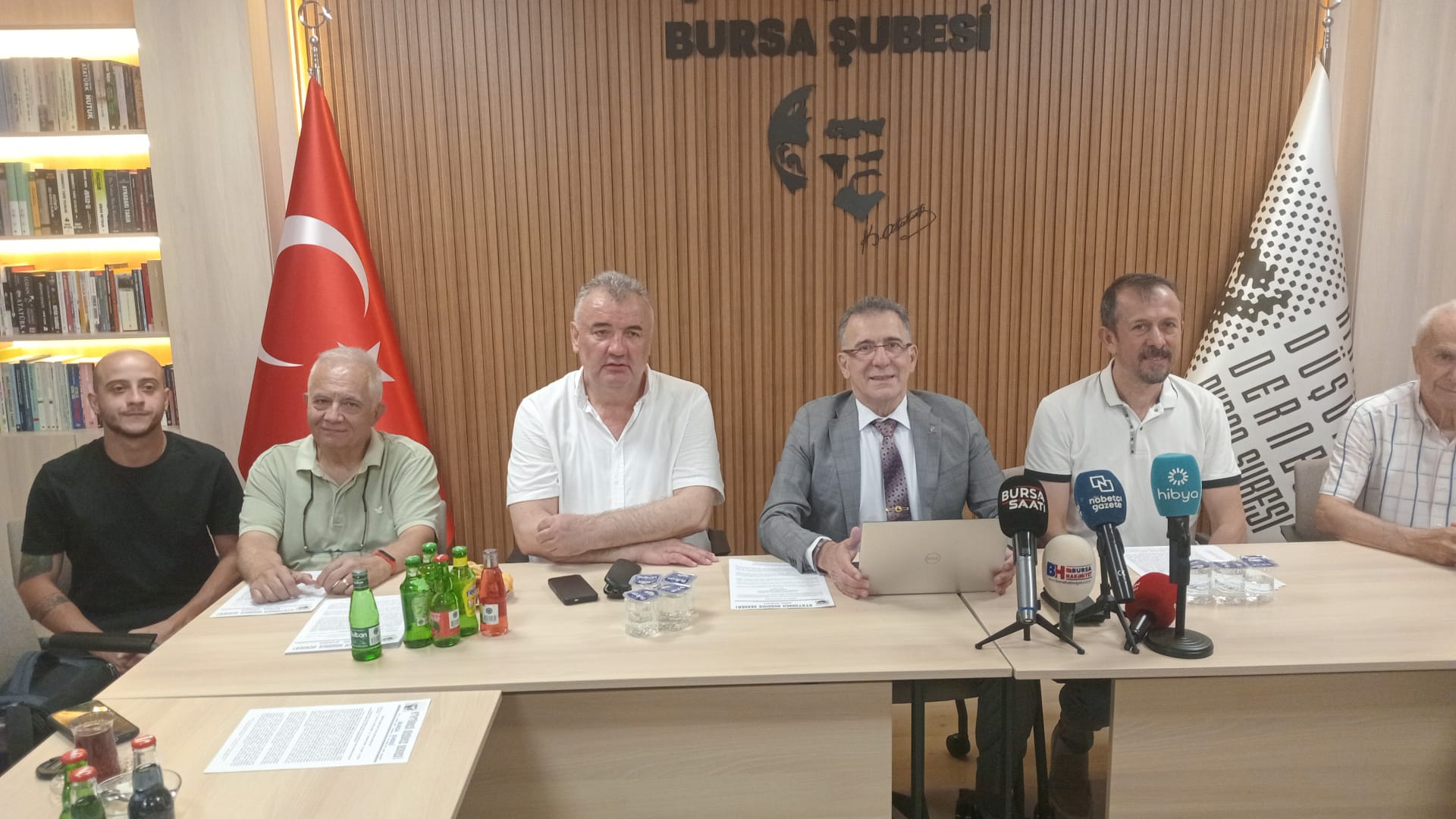 ADD Bursa Şubesi başkanı Gürhan Akdoğan yeni taşındığı binasında bir