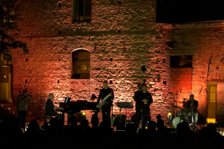 MUDANYALILAR CAZA DOYDU Mudanya'da caz severlerin heyecanla beklediği Mudanya Caz Festivali, görkemli bir