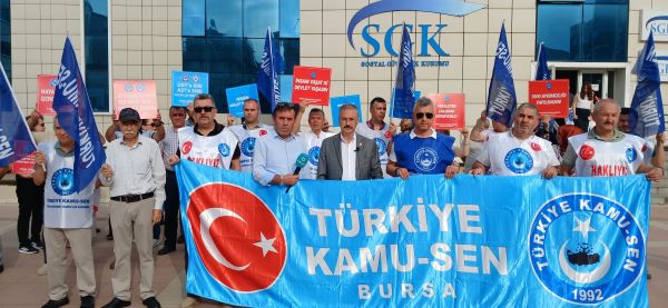 SGK ÖNÜNDE BASIN AÇIKLAMASI YAPTILAR Türkiye Kamu-Sen yöneticileri Bursa 'da bulunan SGK il müdürlüğü önünde