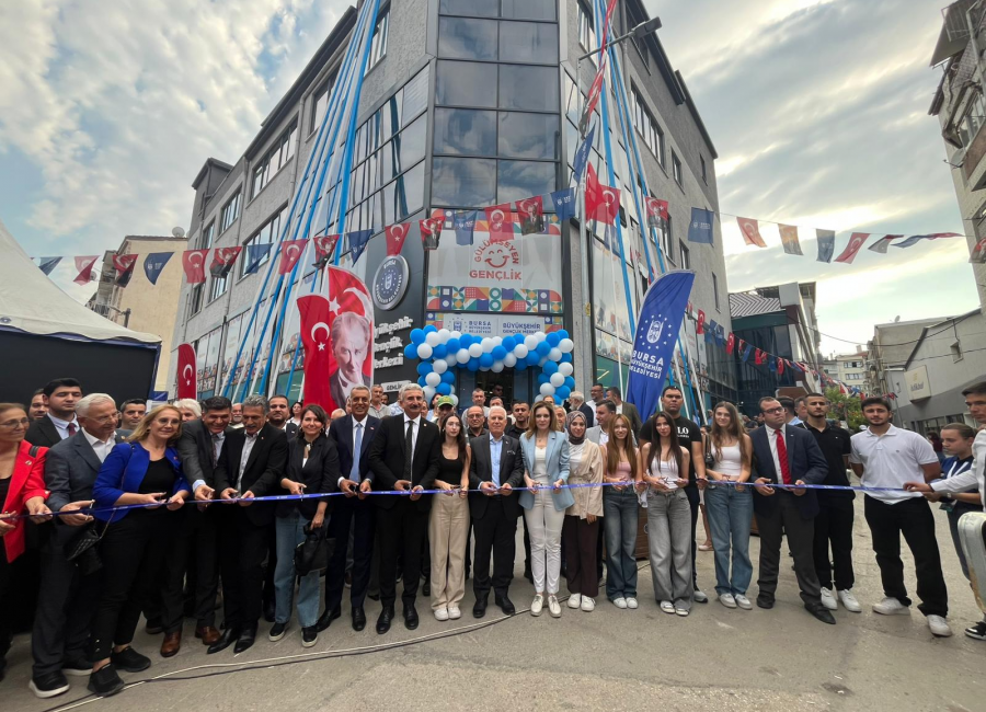 GEMLİĞE GENÇLİK AŞISI Bursa Büyükşehir Belediyesi, gençlerin gülümsemesi ve geleceğe güvenle bakması için