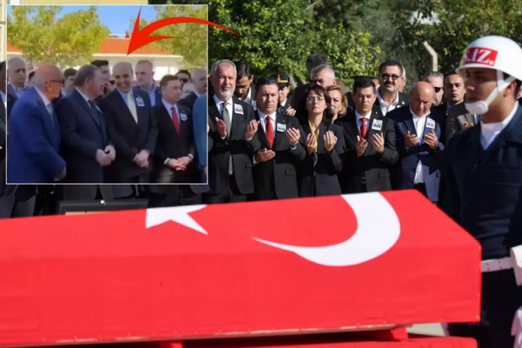Muğla'da şehit Emrah Kuran'ın cenazesinde bazı protokol üyelerinin sohbet edip