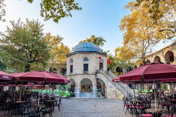 Bursa’nın Tarihi Mirası Tehdit Altında mı? Bursa, tarihi kimliğiyle yalnızca Uludağ gibi doğal güzelliklerle değil; camileri,