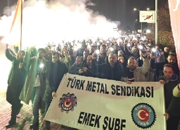 Türk Metal Sendikası Emek Şubesi’ne bağlı Oyak Reno işçileri, sabaha