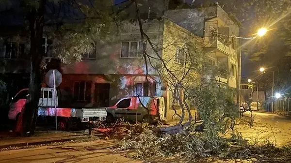 Bursa’da günlerdir etkisini artırarak devam eden şiddetli lodos ve fırtına,