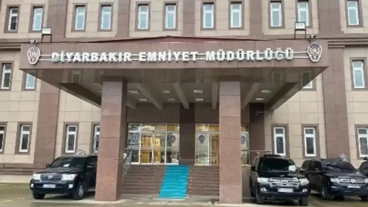 Diyarbakır Emniyet  Müdürlüğü Ek  hizmet binası önüne gelen