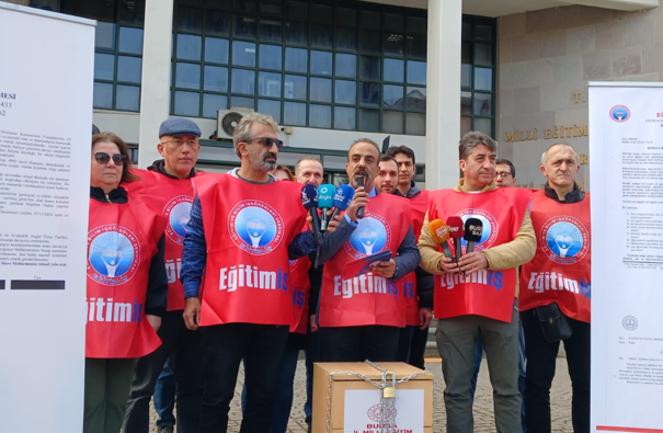 Eğitim-İş Bursa Şube Başkanı Özkan Rona, okulların deprem dayanıklılığına ilişkin