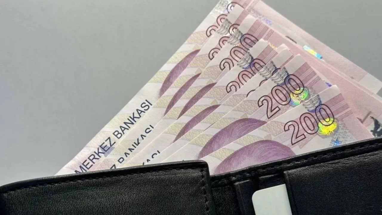 Milyonlarca emeklinin Ramazan Bayramı ikramiyesi ve maaş ödemeleri bugün başladı.