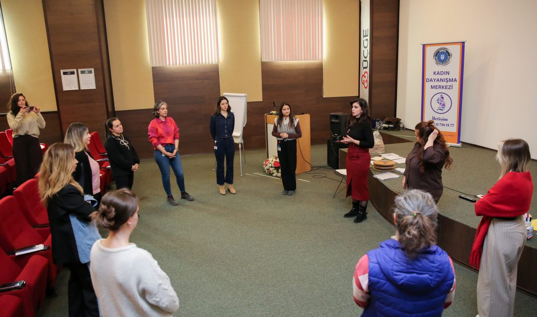 Bursa Büyükşehir Belediyesi’nin Ramazan ayı etkinlikleri kapsamında düzenlediği seramik atölyesine