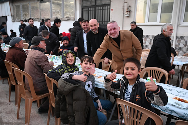 Karacabey Belediye Başkanı Fatih Karabatı, Gazi Mahallesi’nde düzenlenen sokak iftarında