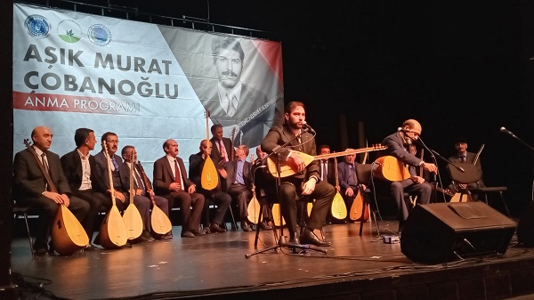 ÜNLÜ OZAN MURAT ÇOBAN OĞLU İÇİN ANMA GECESİ DÜZENLENDİ Ünlü Ozan Murat Çobanoğlu için bir anma gecesi düzenlendi.