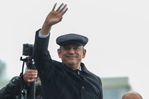 CHP Genel Başkanı Özgür Özel, Kuşadası’nda düzenlenen mitingde Aydın halkına