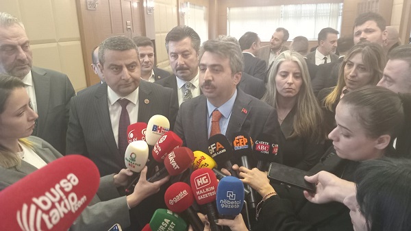 Bursa Büyükşehir Belediyesi  Meclis salonunda gerginliğin had  safhada