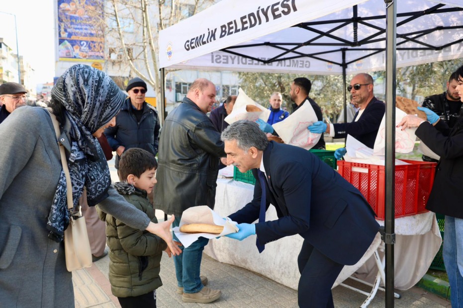 GEMLİK BELEDİYESİ GEMLİKLİLERE PİDE DAĞITTI Gemlik Belediyesi, Ramazan’ın paylaşma ve dayanışma ruhunu ilçe halkıyla buluşturmaya