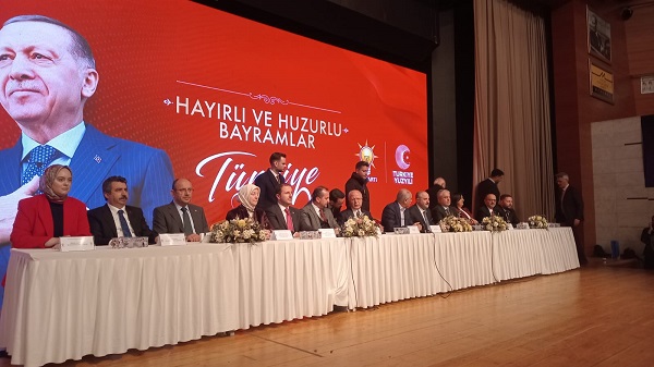 AK AİLESİ BAYRAMLAŞTI AK Parti Bursa İl Başkanlığı, Ramazan Bayramı'nın ilk gününde parti