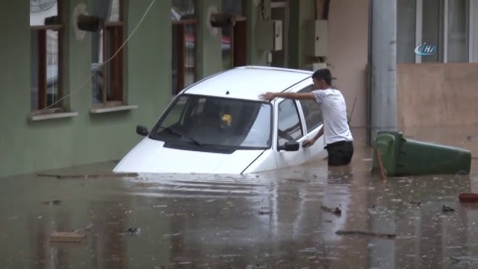 Bursa’da hafta sonu etkisini artıran şiddetli yağışlar, şehirde hayatı durma