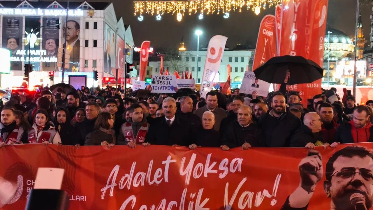 CHP Bursa Gençlik Kolları öncülüğünde, Ekrem İmamoğlu'nun tutuklanmasına tepki için