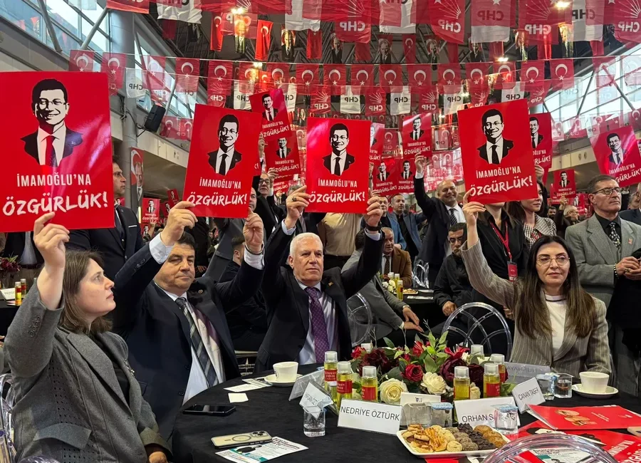 CHP BURSA’DA İMAMOĞLU’NA PANKARTLI DESTEK Cumhuriyet Halk Partisi (CHP) Bursa İl Örgütü Merinos Atatürk Kongre
