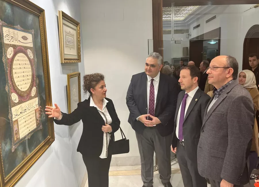 “Zer-i Nâb” Tezhip Sergisi açıldı Bursa’da kültür ve sanat etkinlikleri kapsamında düzenlenen "Zer-i Nâb Tezhip