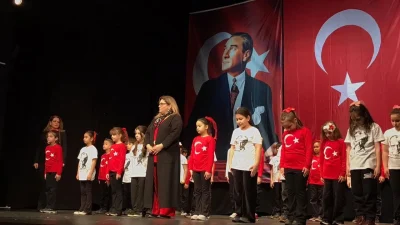 Bursa Valiliği’nin düzenlediği 23 Nisan programı, Tayyare Kültür Merkezi’nde yoğun