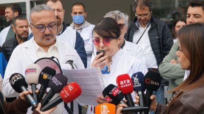 Bursa’da altı aydır ücretlerini alamadıklarını ve işlerinden çıkarıldıklarını belirten hekimler