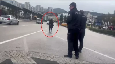 Bursa’nın Osmangazi ilçesindeki Kent Meydanı’nda çocuğunu göremediğini öne süren 35