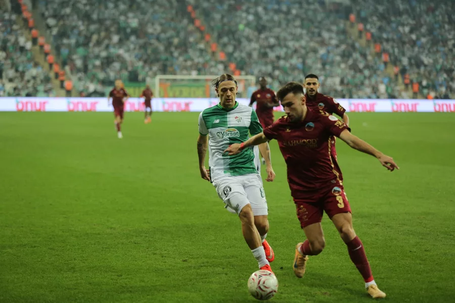BURSASPOR EVİNDE ŞOKTA: 1-2 Mardin 1969 Spor'u konuk eden Bursaspor, uzatmalarda yediği golle rakibine